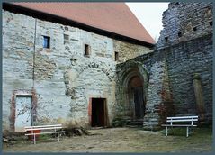 Der "Hof" an der Kirchenruine des ehemaligen Klosters Memleben