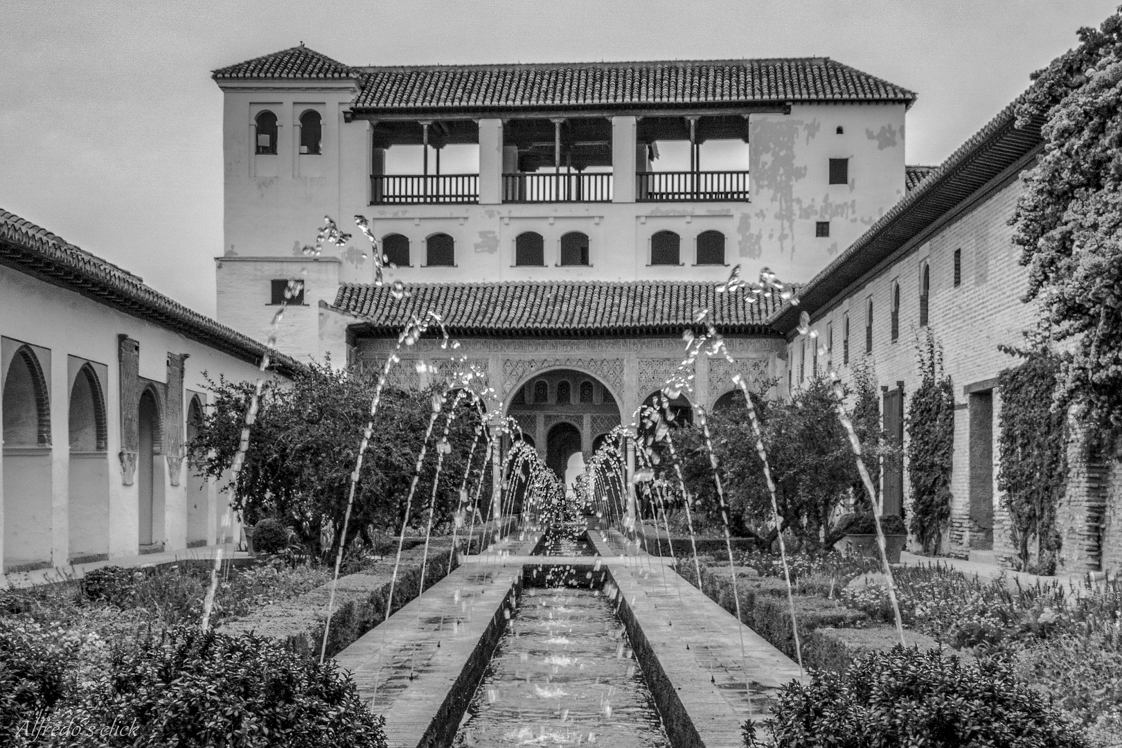 Der Hof des Bewässerungskanals-(Patio de la Acequia)