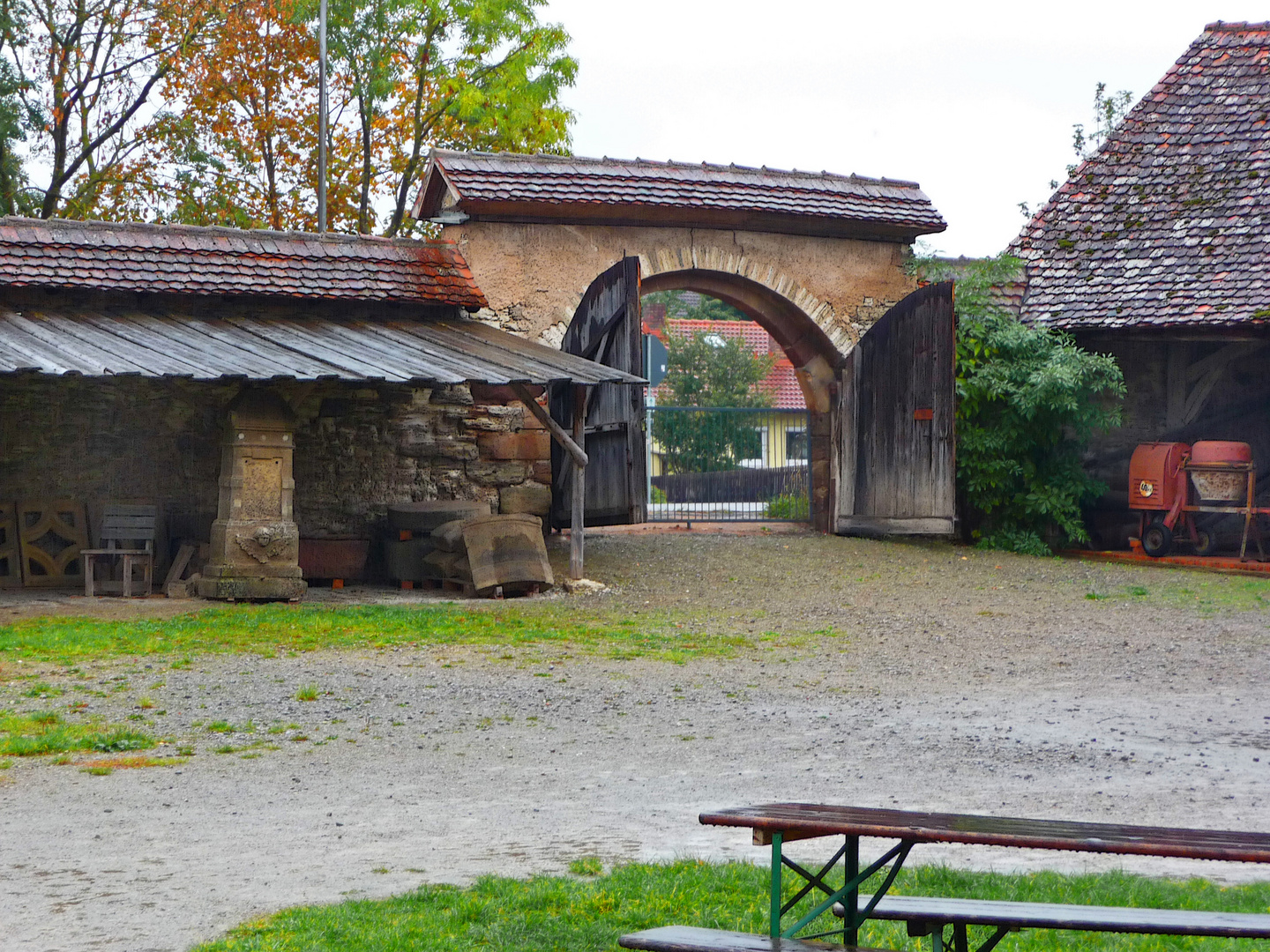 Der Hof im Regen