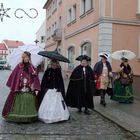 Der Hofstaat August des Starken aus Dresden besucht den hoyerswerdaer Weinachtsmarkt.