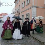 Der Hofstaat August des Starken aus Dresden besucht den hoyerswerdaer Weinachtsmarkt.