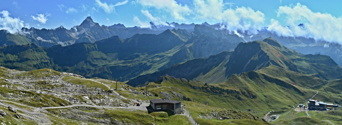 Der hohe pyramidenartige Gipfel ist der Hochvogel