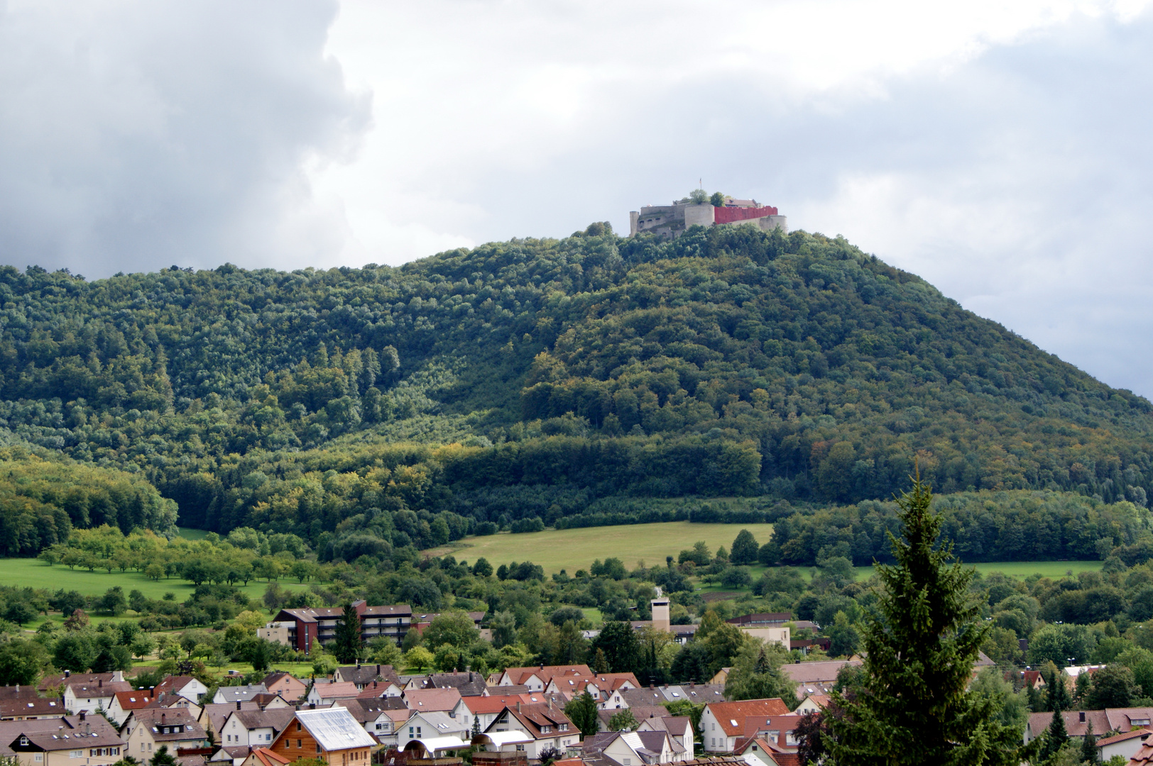 der Hohenneuffen mit roter Schärpe