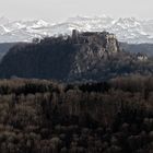 Der Hohentwiel zwischen Hilzingen und Singen vor dem Alpenpanorama