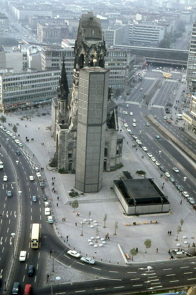 Der Hohle Zahn,die Gedächtniskirche in Berlin. Alte Analogaufnahme aus den 70er Jahren