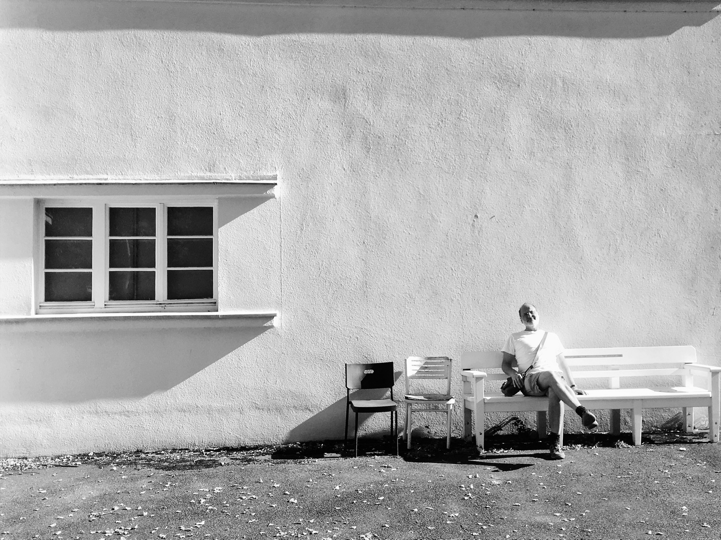 der holde sitzt vor'm peter behrens seinem terrassenhaus