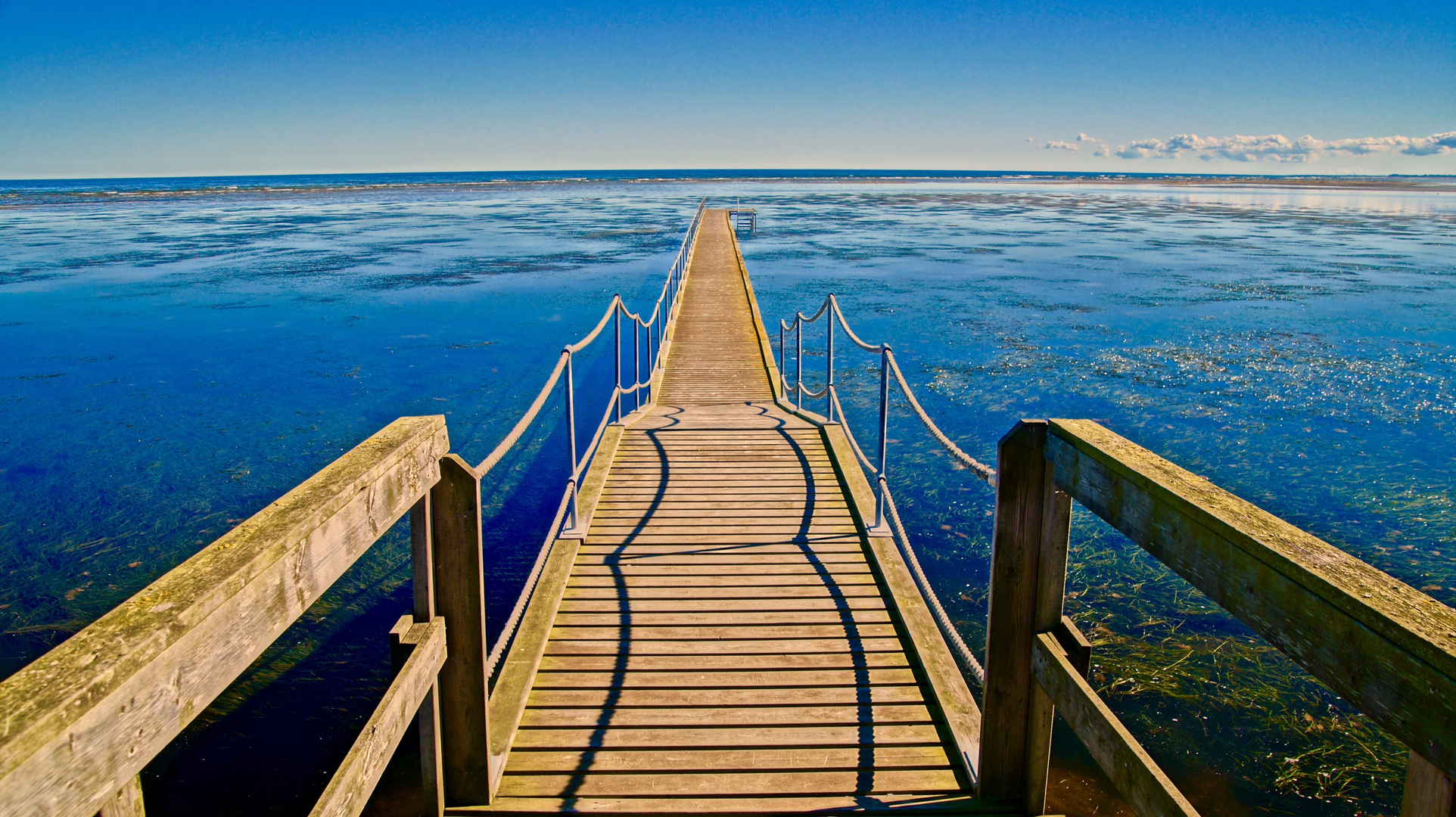 der Holzsteg in die blaue Ostsee