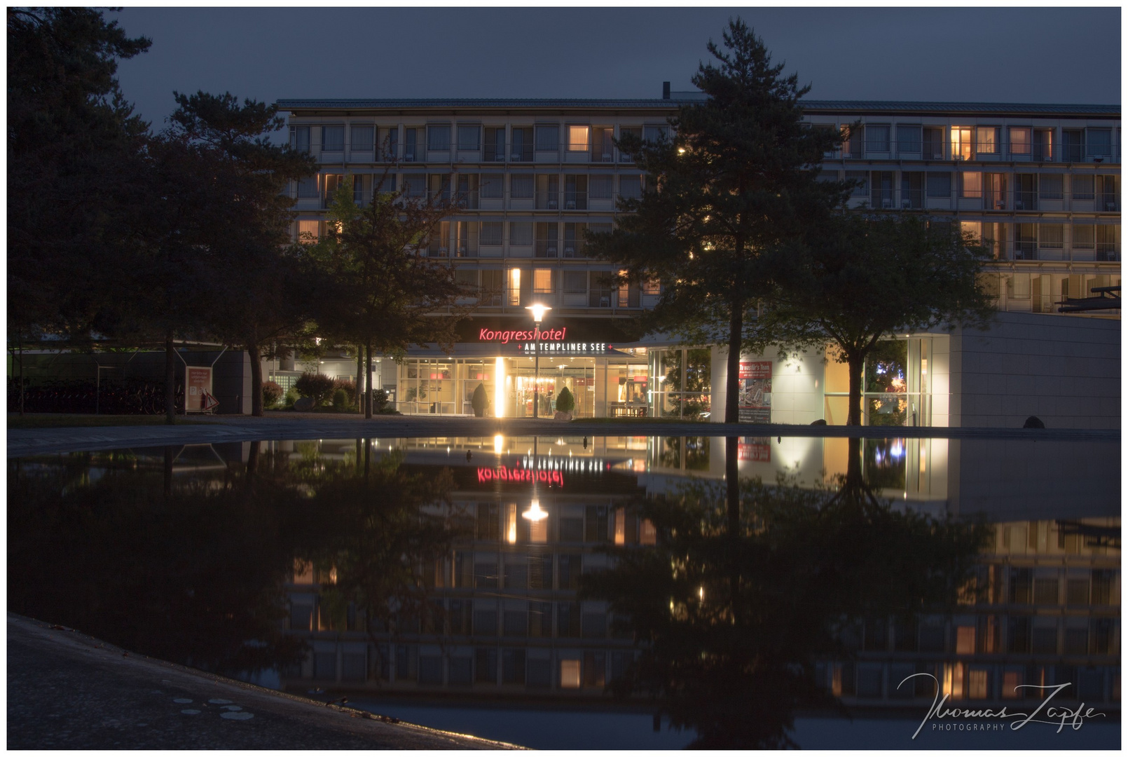 Der Hotel Eingang mit Brunnen - zum Spiegeltag 