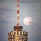 Der Hotelturm mit Mond