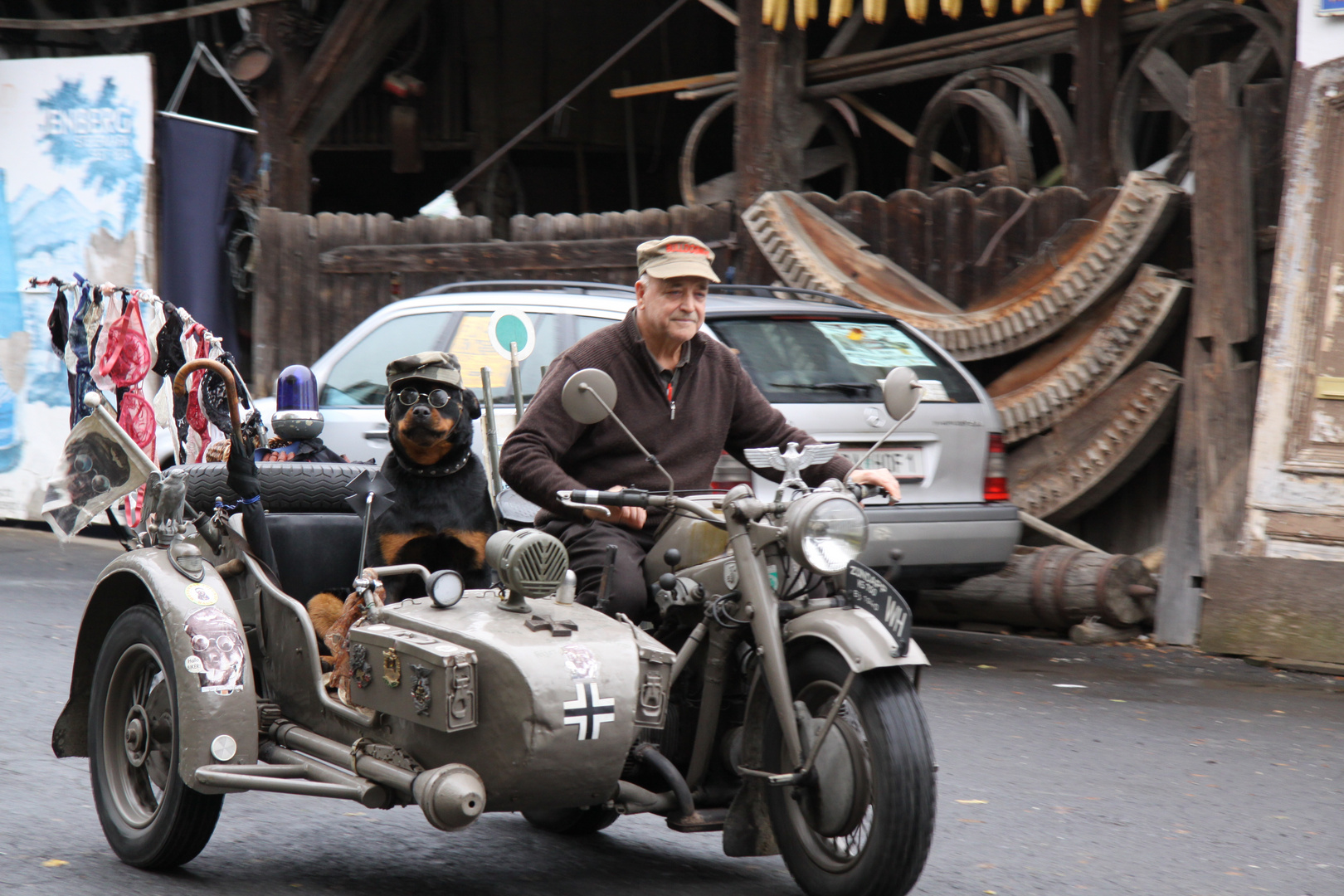 Der Hund und das Motorrad