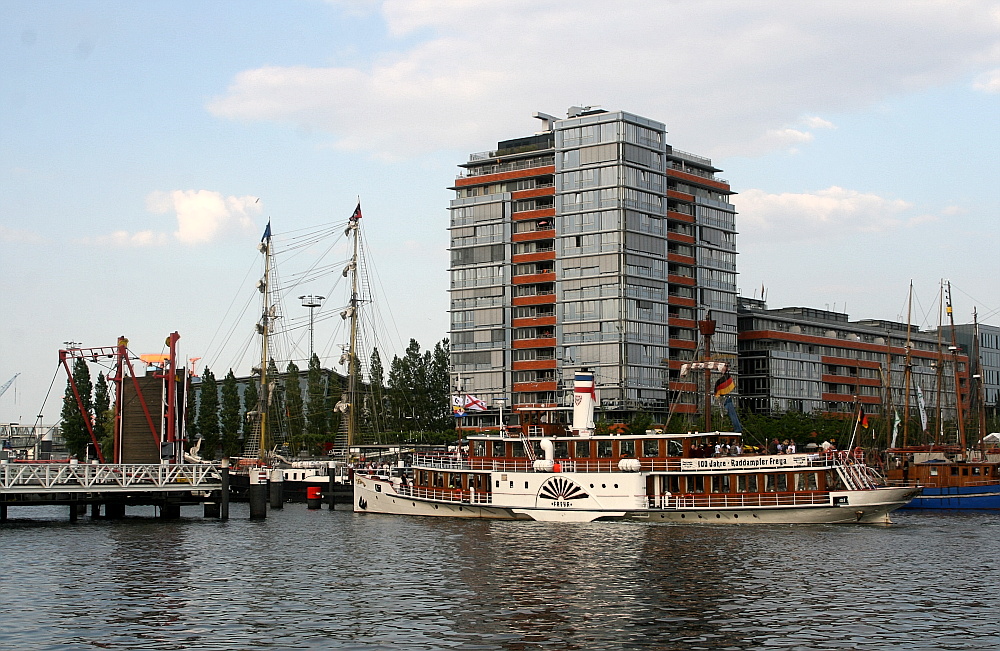 Der hundertjährige Raddampfer Freya bei der Passage durch die Klappbrücke