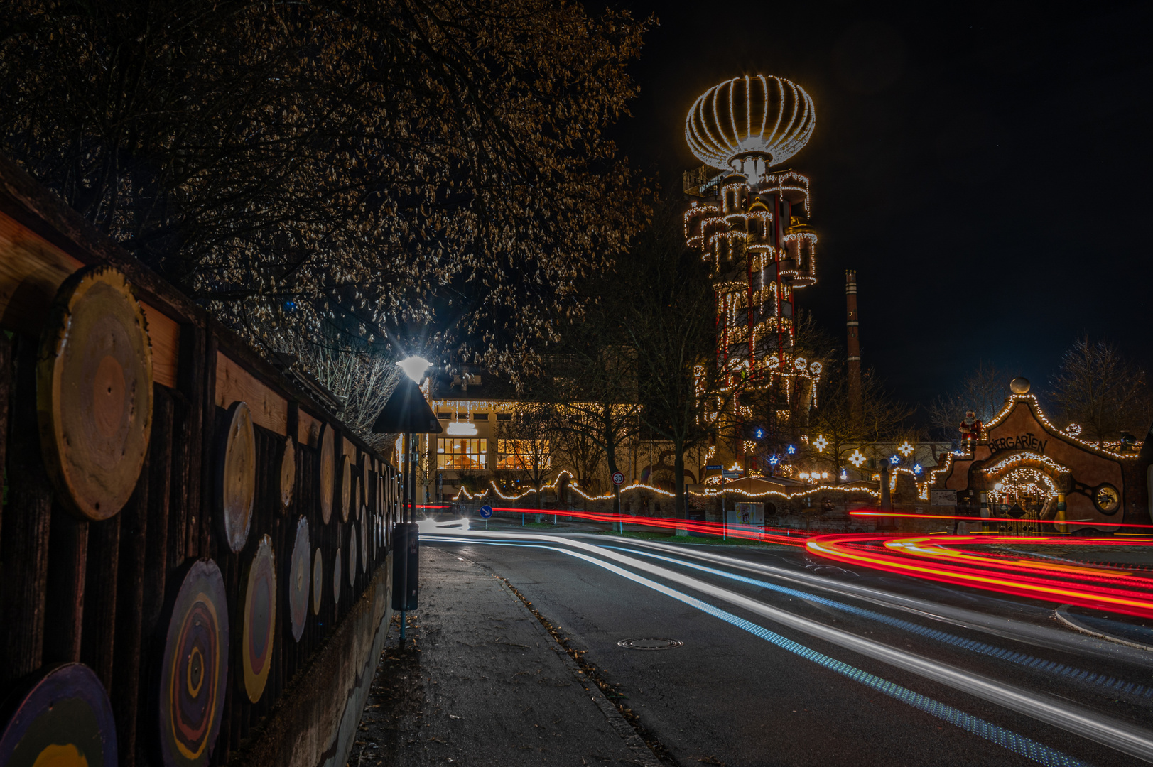 Der Hundertwasserturm bei Nacht