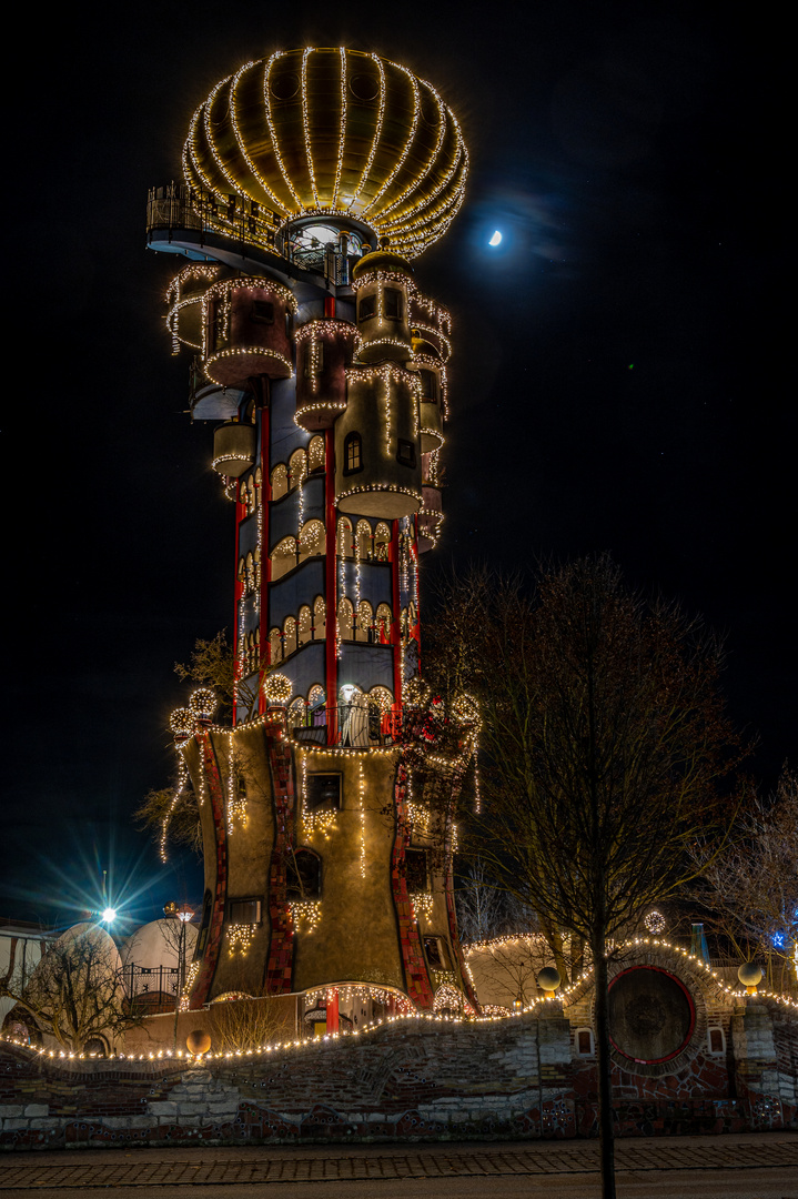 Der Hundertwasserturm bei Nacht