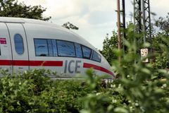 Der ICE - Ausfahrt aus dem Karlsruher Bahnhof