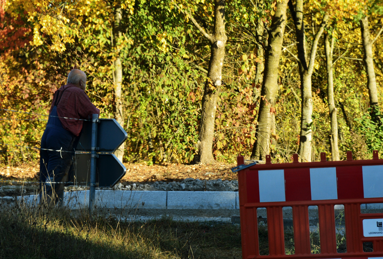 Der (IchhabeallesimBlickundweißundkannallesbesser) Rentner und die Baustelle 