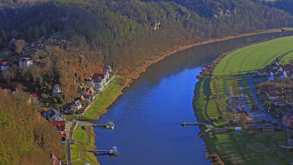 Der idyllisch gelegene Ort Rathen in der Sächsischen Schweiz...