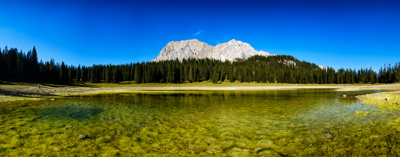 Der Igelsee in Tirol, Österreich mit Zugspitze