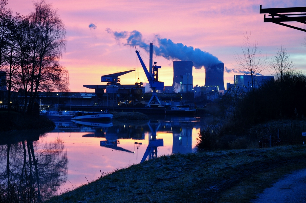 Der Industriehafen in Hamm Uentrop im ersten Morgenlicht.