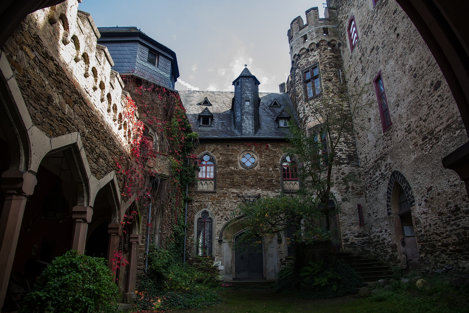 Der Innenhof der Burg Lahneck 