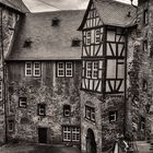 Der Innenhof der Burg Runkel in Schwarz-Weiss