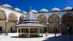 Der Innenhof der Fatih Moschee