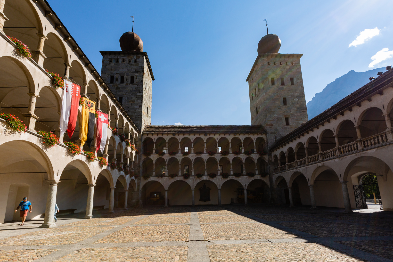 Der Innenhof des Stockalperschlosses mit dem Balthasar- und Melchiorturm