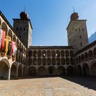 Der Innenhof des Stockalperschlosses mit dem Balthasar- und Melchiorturm