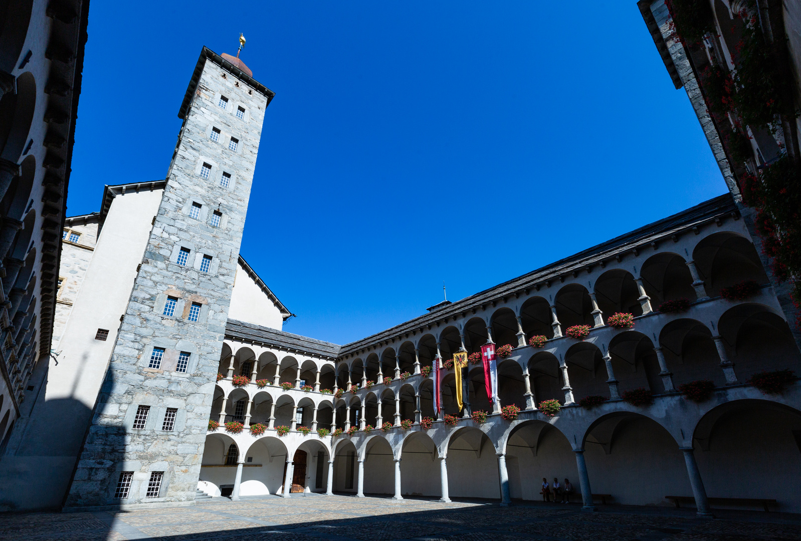 Der Innenhof des Stockalperschlosses mit dem Kasparturm