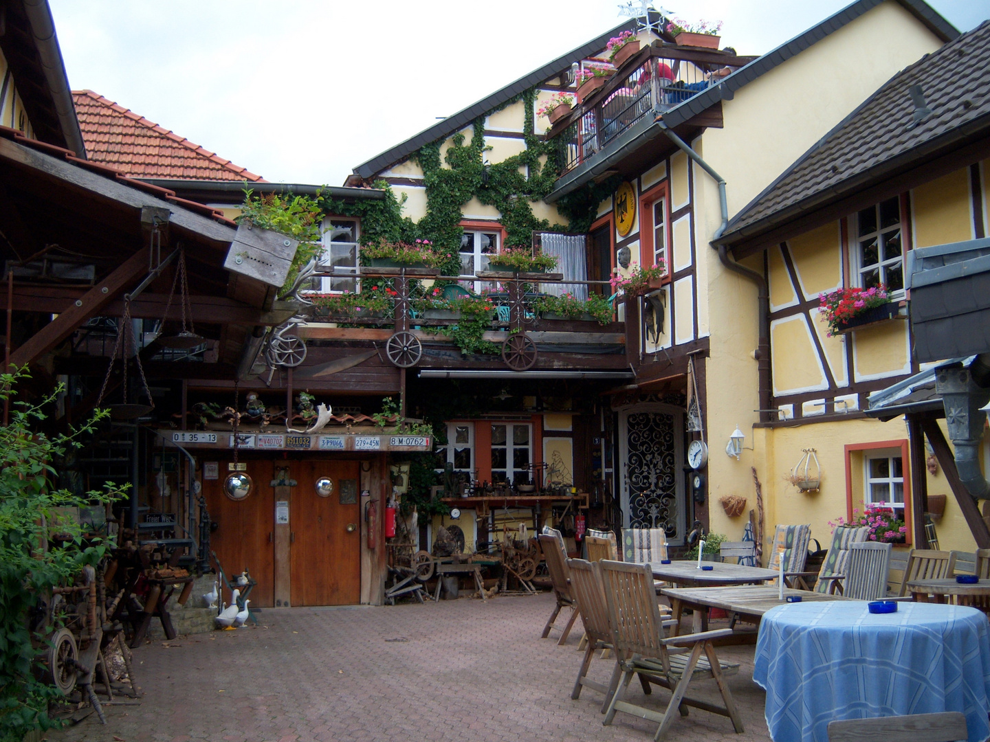 der Innenhof -- Gasthof Tante Lotti VI