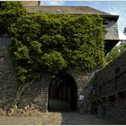 Der Innenhof mit Durchblick im Schloß Altena