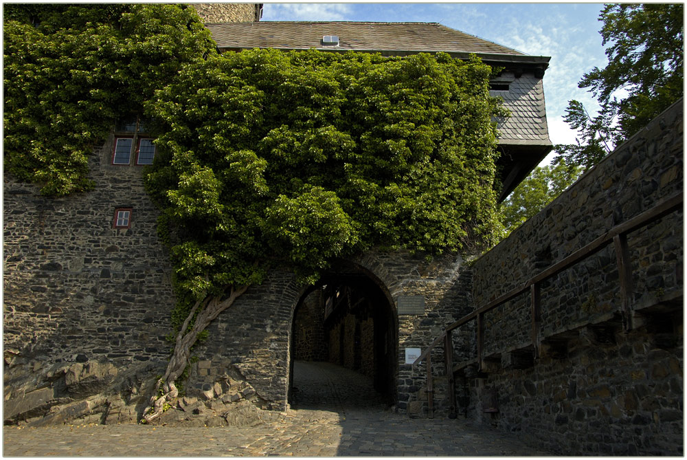 Der Innenhof mit Durchblick im Schloß Altena