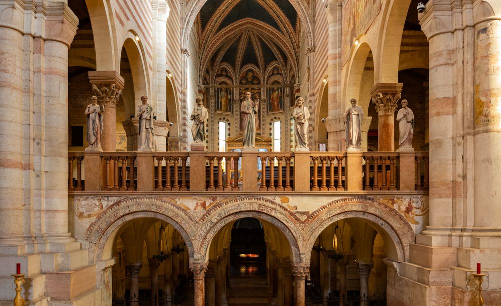 Der Innenraum der Basilica San Zeno Maggiore in Verona