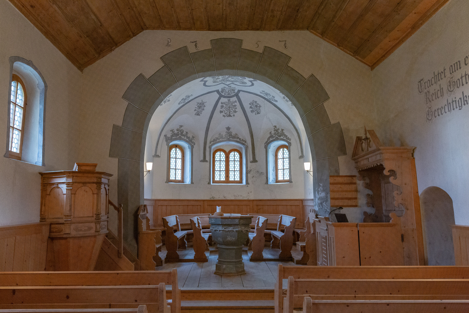 Der Innenraum der Kirche Safien Thalkirch