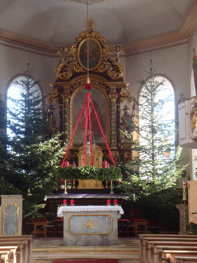 - Der Innenraum der Kirche von Wackersberg bei Bad Tölz in Oberbayern - Adventszeit - vom 27.11.2o1o