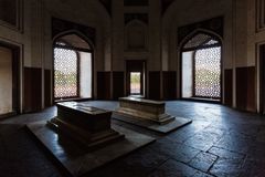 Der Innenraum des Humayun-Mausoleums...