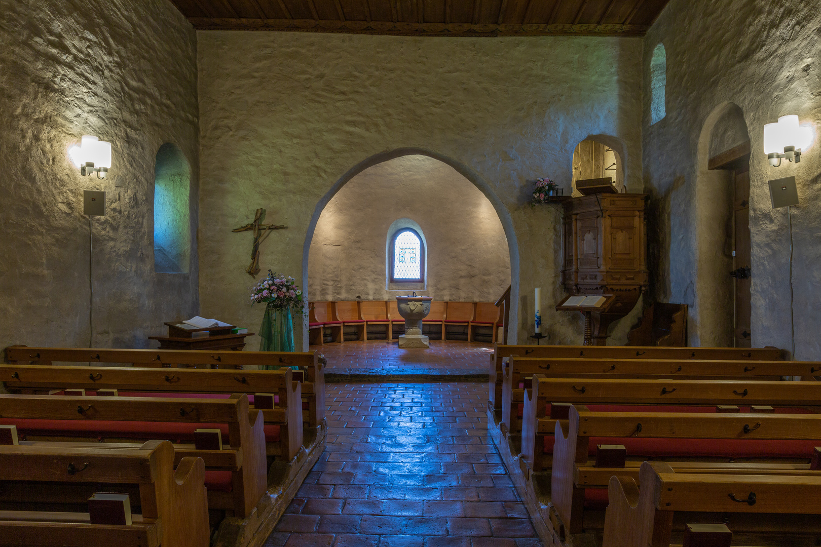 Der Innenraum des romanischen Kirchleins von Einigen am Thunersee...