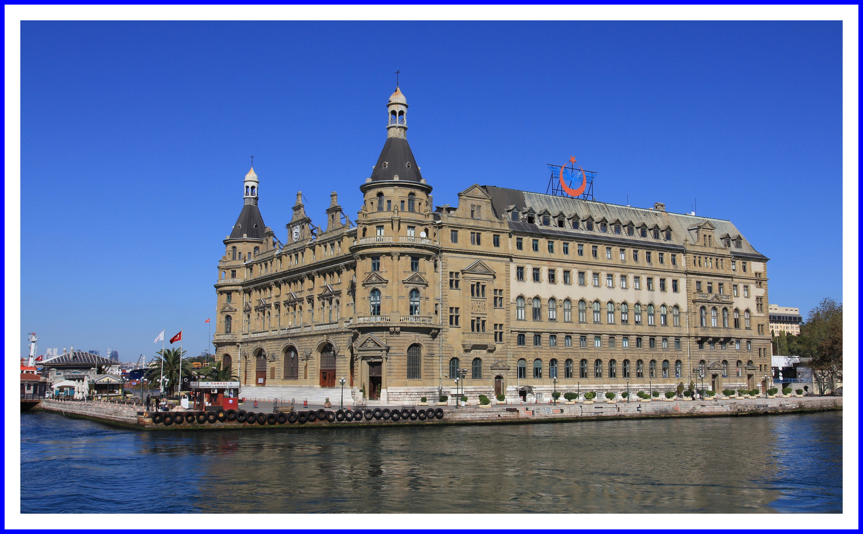 Der Istanbuler Bahnhof Haydarpascha auf der asiatischen Bosporusseite