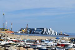 Der Jachthafen auf Giglio - Im Hintergrund die auf Grund gelaufene Costa Concordia