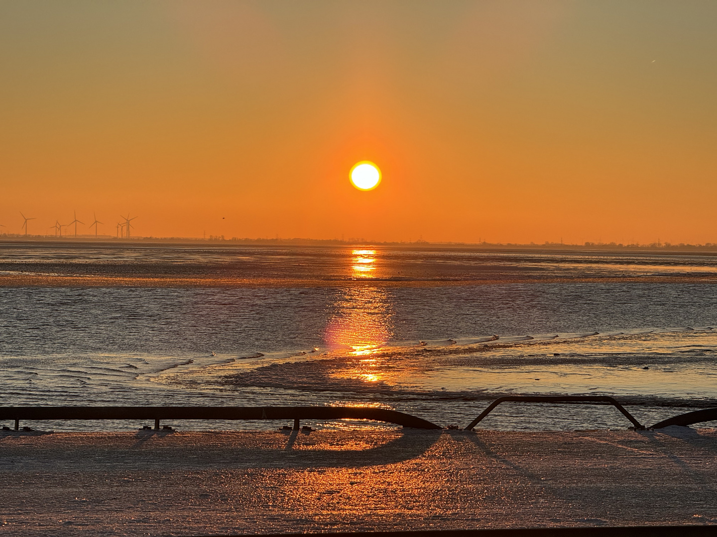 Der Jadebusen im Winter beim Sonnenuntergang