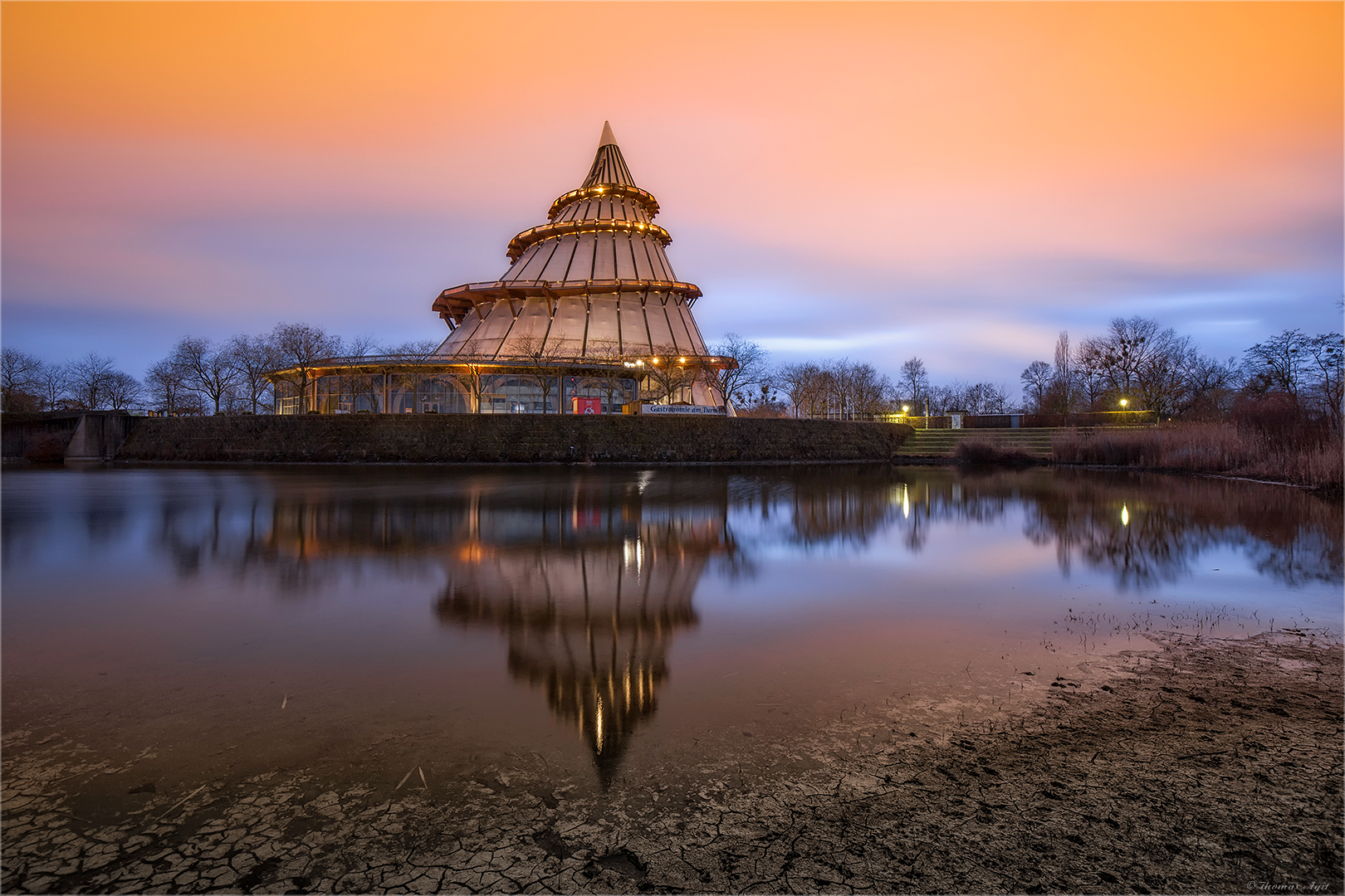 Der Jahrtausendturm gespiegelt...