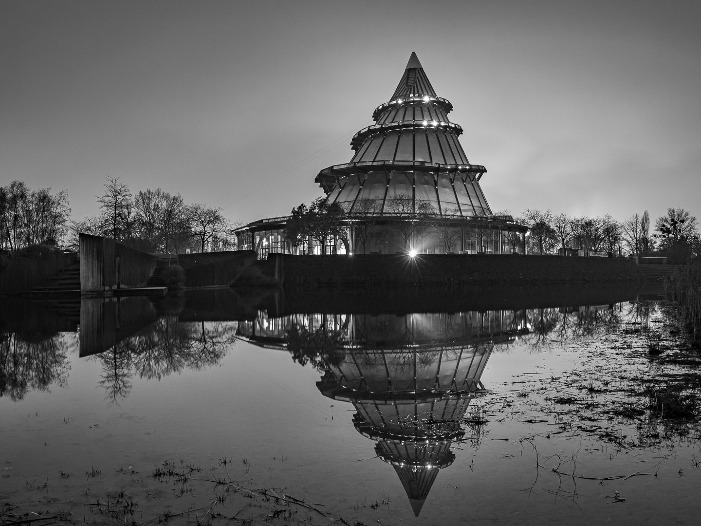 Der Jahrtausendturm (sw)