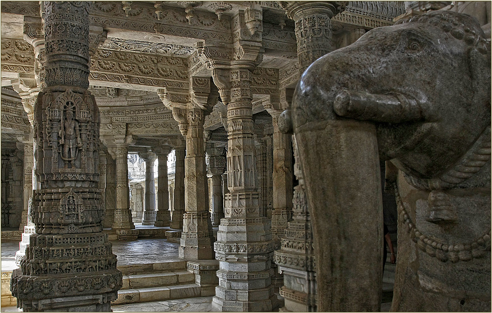 DER JAINTEMPEL VON RANAKPUR