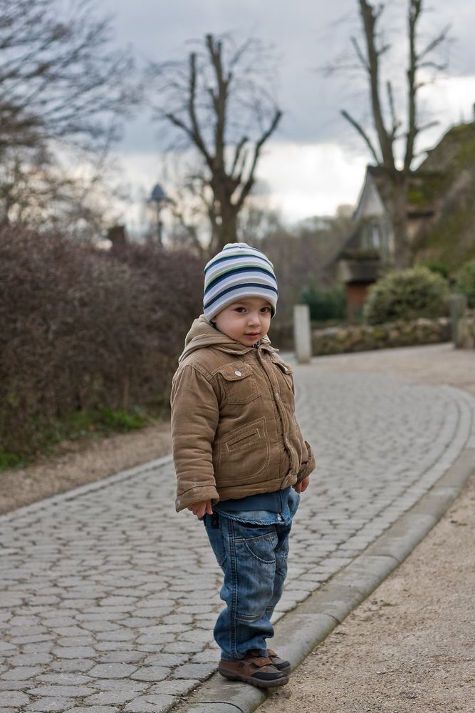 Der Junge am Weg des Lebens