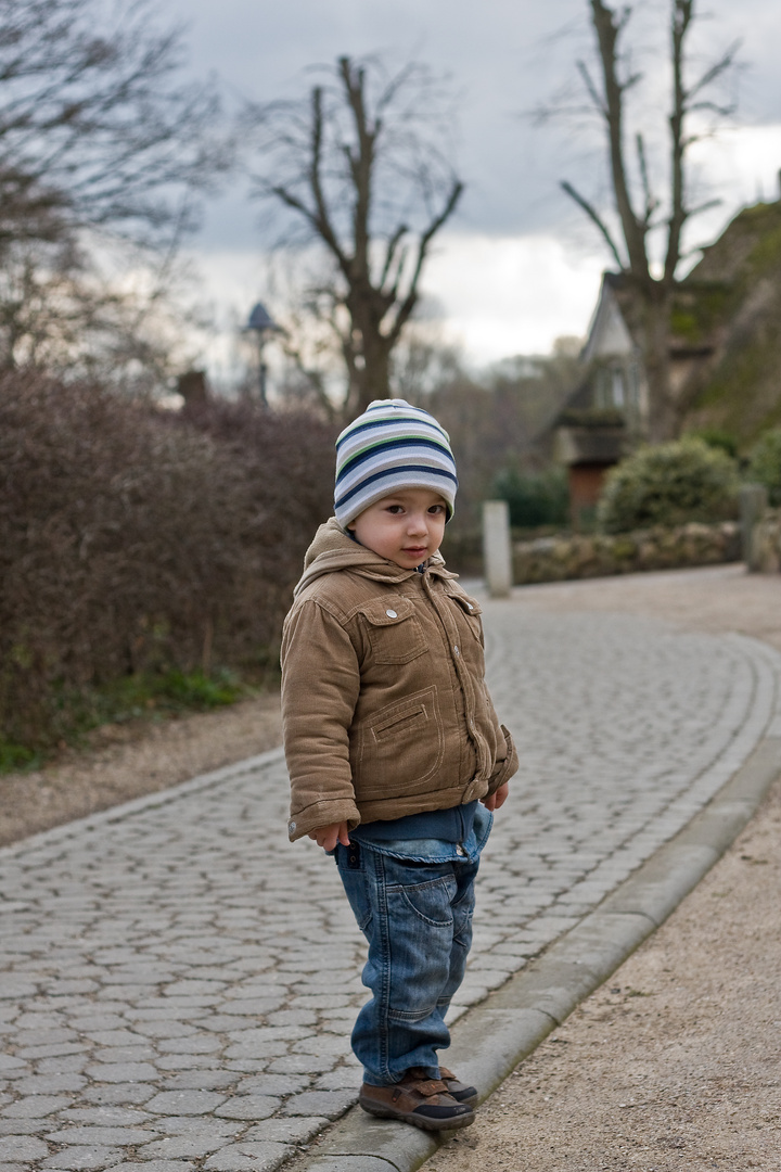 Der Junge am Weg des Lebens