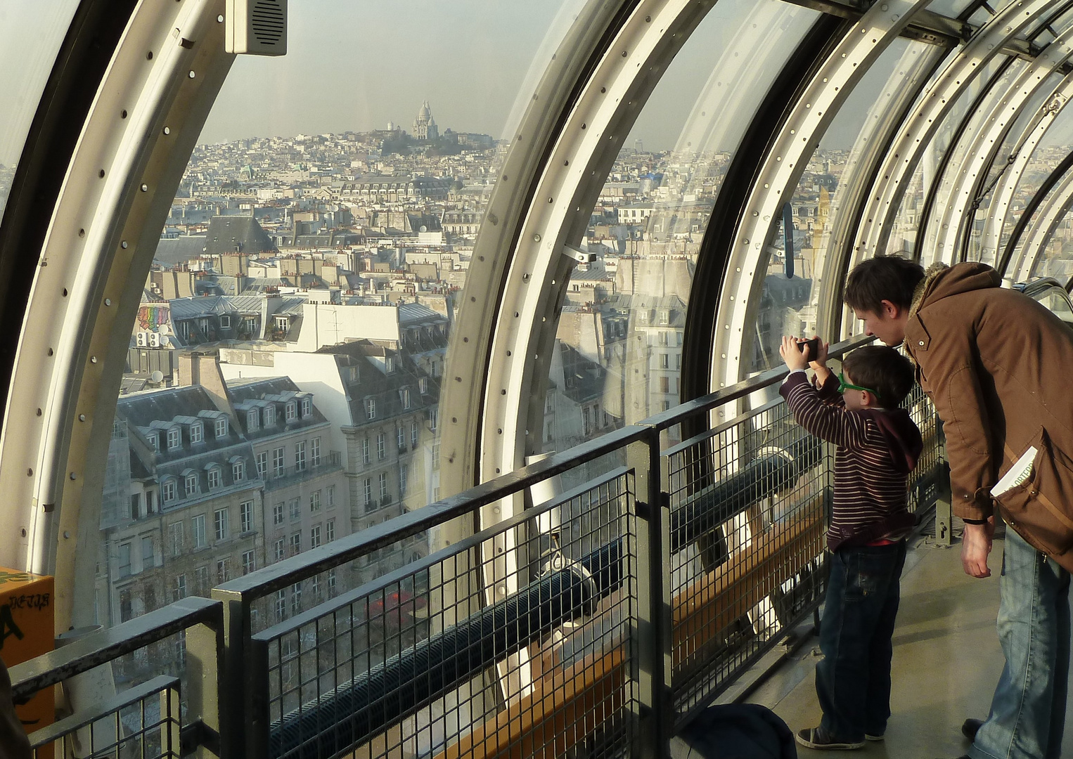 Der junge Fotograf im Centre Pompidou