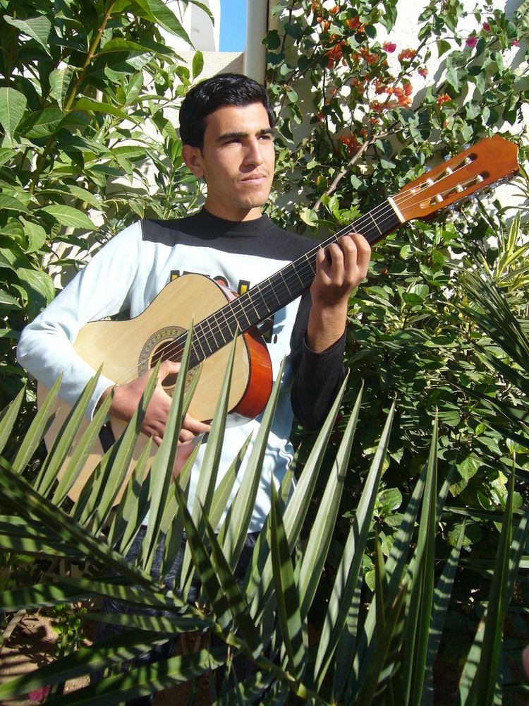 Der junge Gitarrenspieler träumt von Andalusien