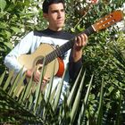 Der junge Gitarrenspieler träumt von Andalusien