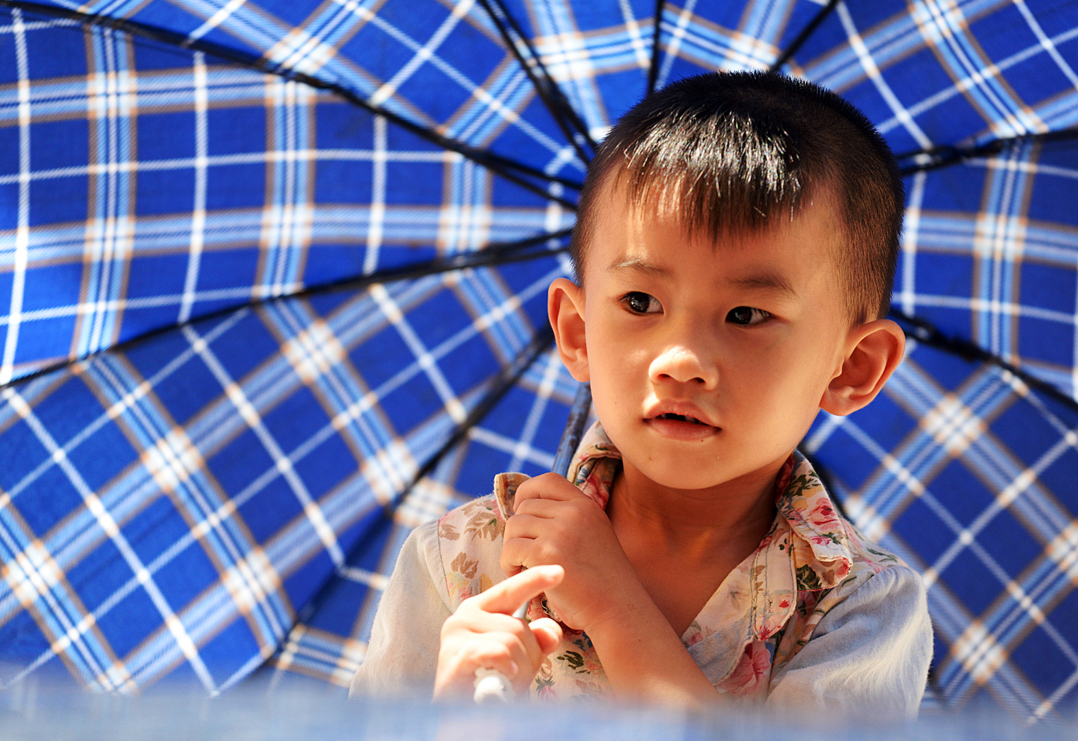 Der Junge mit dem Regenschirm