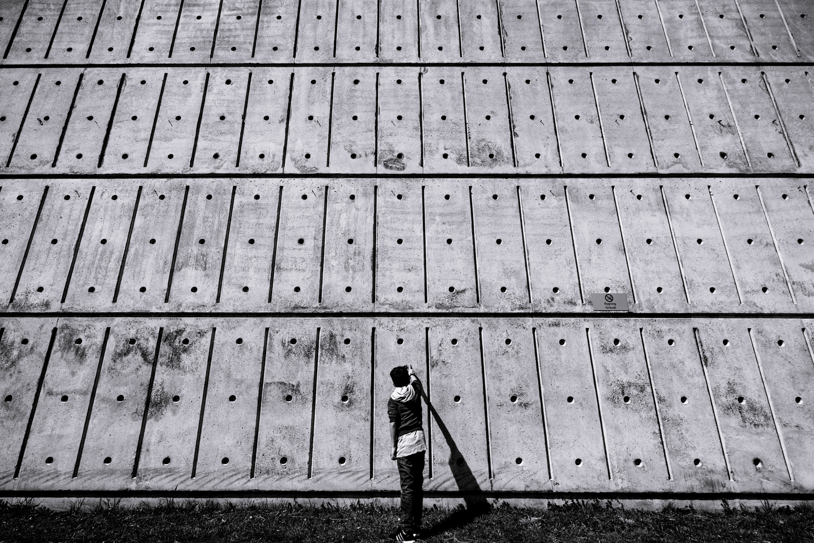 Der Junge und der kleine Schatten