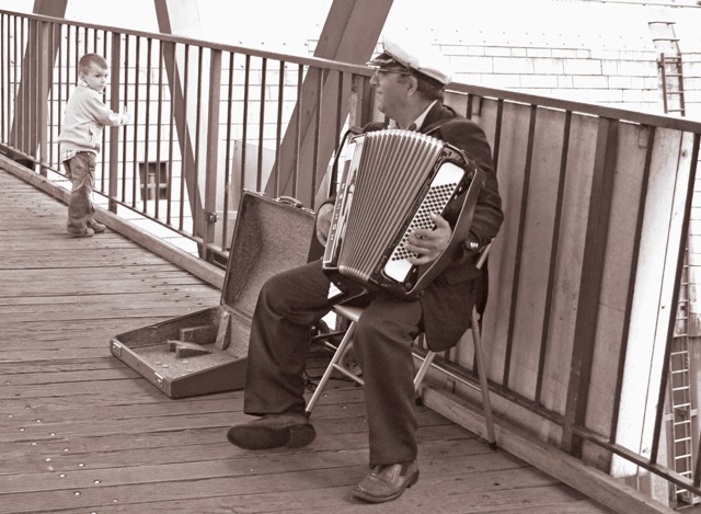 Der Junge und der Strassenmusiker